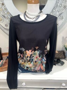 Michell Moran Top 🌼 Long-Sleeve Floral Embroidered Tee
